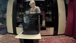 Упаковка чемодана в мусорный мешок