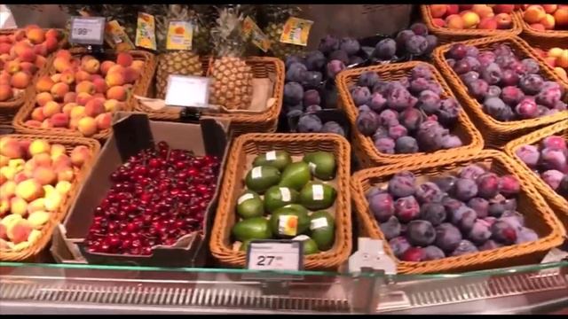 Ягоды и черешня в супермаркетах и на рынках в июле 2022 года: выкладка, упаковка, цены, ассортимент смотреть онлайн