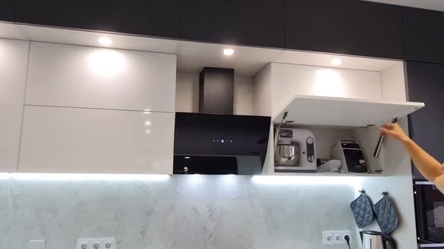 Крутая современная угловая кухня с матовыми и глянцевыми фасадами! смотреть онлайн