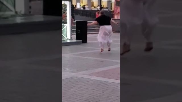 Уличный танец с элементами акробатики смотреть онлайн