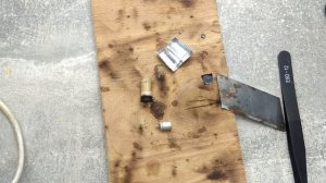 Разбираю полимерный твердотельный и обычный электролитический конденсатор, сравниваем начинку