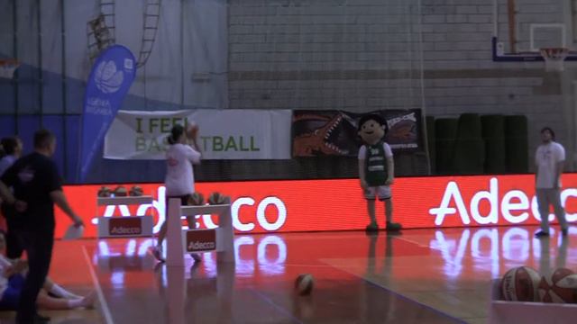 kosarka.si: Eva Rupnik in Katja Špacapan v finalu metanja trojk na All-Starsu (15.1.2012) смотреть онлайн