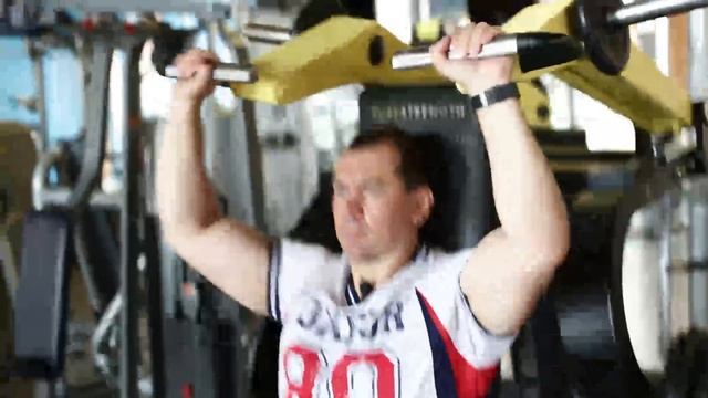 First Step - Middle. Упражнение №4. Жим сидя в рычажном тренажере для новичков смотреть онлайн