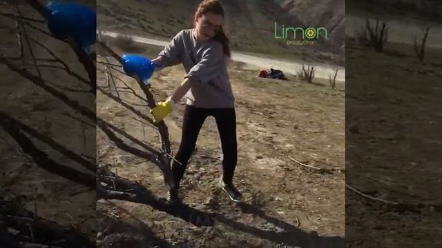 Три сестры убрали мусор на панораме, хотя обещали помочь десятки человек смотреть онлайн