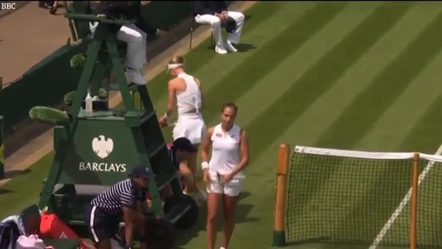 Watch ANGRY Brit Harriet Dart smash her racket смотреть онлайн