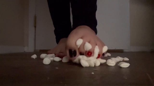 My HOT FEET Stepping On Marshmallows смотреть онлайн