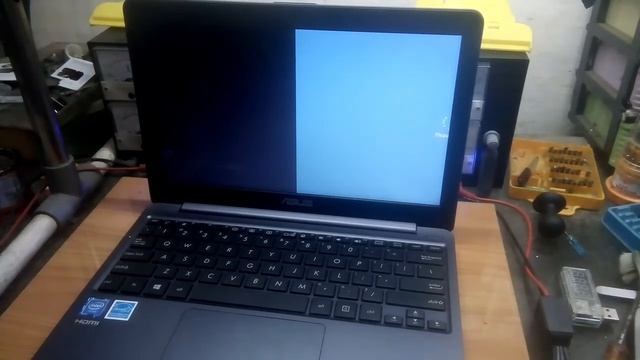 Review Servisan Laptop NOTEBOOK ASUS LAYAR LCD Cuma SEPARO / Layar Cuma Setengah смотреть онлайн