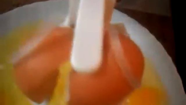 Разделитель яиц - яйцедавка Egg EZ Cracker смотреть онлайн