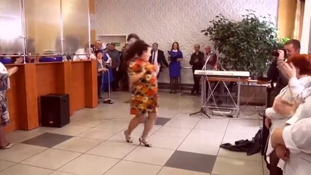 Mohtesem Sou Yumorustik Reqs Bonya Və Kuzmich - Классно Танцует Боня и Кузьмич Юмористическое Шоу