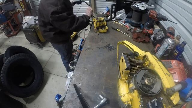 Fixin old McCulloch chain tensioner, getting ready to cut a big tree down смотреть онлайн