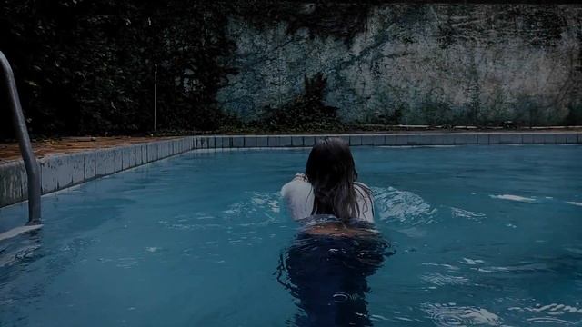 Luna takes a dip in the pool смотреть онлайн