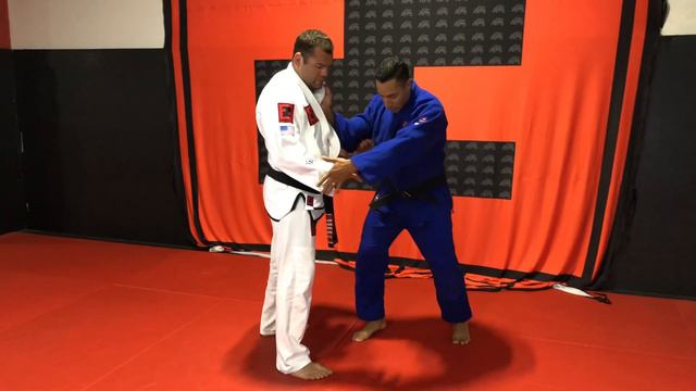 Gabriel Gonzaga with Luís Soto show a nice judo throw that works well on BJJ смотреть онлайн