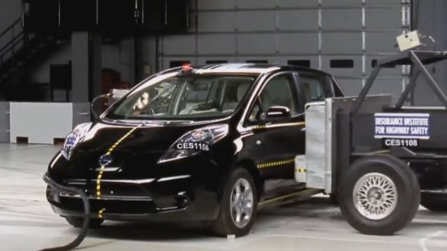 2011 Nissan Leaf CRASH TEST смотреть онлайн
