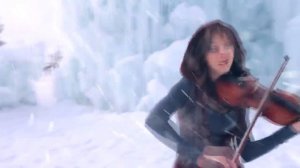 Девушка во льдах играет на скрипке