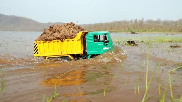 Самосвал с глиной падает в яму, прыгает в воду смотреть онлайн