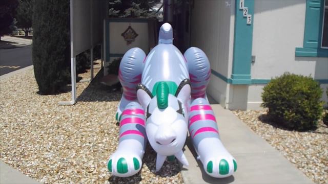 Inflatable Hongyi sabretooth sabertooth tiger in the wind. смотреть онлайн