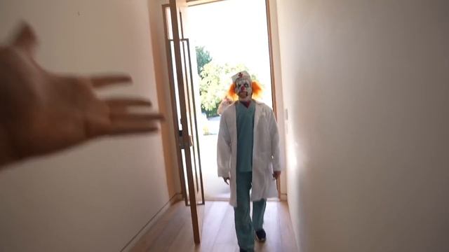 when you see clown paramedics with an Ambulance helping this injured Clown RUN! (Clown Hospital?) смотреть онлайн