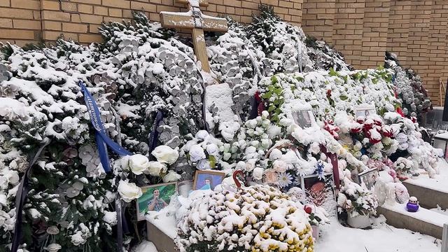 Первый снег засыпал белые розы на могиле Юры Шатунова смотреть онлайн