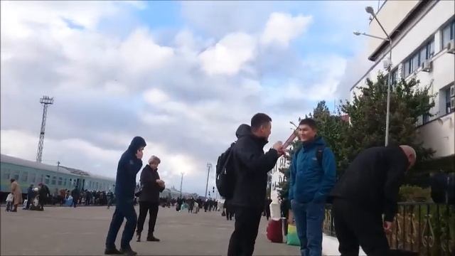 Платформа на железнодорожном вокзале Актобе Казахстан Platform at railway station Aktobe Kazakhstan смотреть онлайн