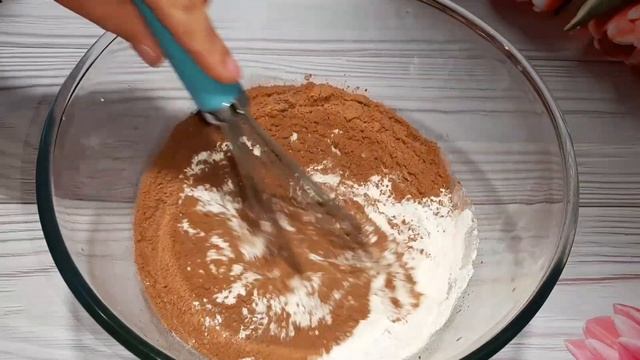 Самые БЮДЖЕТНЫЕ кексы на воде без яиц и молока! Сьедаются до крошки, готовлюТри дня подряд смотреть онлайн