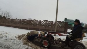 Мотоблок Мтз с отвалом и адаптером. Чищу снег и отдыхаю.