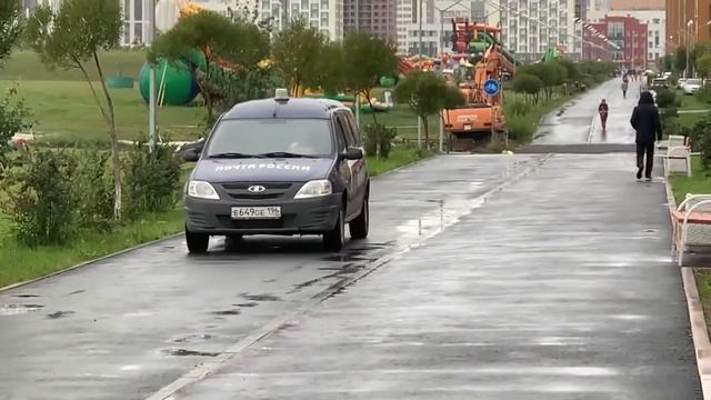 Машина Почты России нарушает правила, ездит по тротуару по велодорожке, Екатеринбург смотреть онлайн