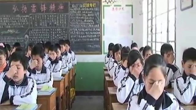 Chinese Middle School Students Doing Eye Exercises смотреть онлайн