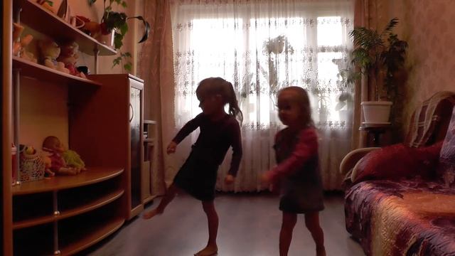 ТАНЦЫ МАЛЕНЬКИХ ПИНГВИНЯТ))) смотреть онлайн