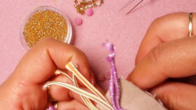 DIY - Soutache inserimento catene di strass tra le piattine смотреть онлайн