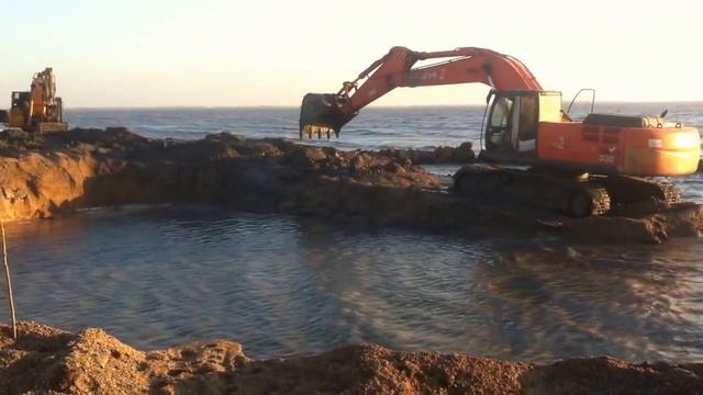 Азовское море п.г.т. Ялта Донецкая область роют экскаватором канал, молодцы ) смотреть онлайн