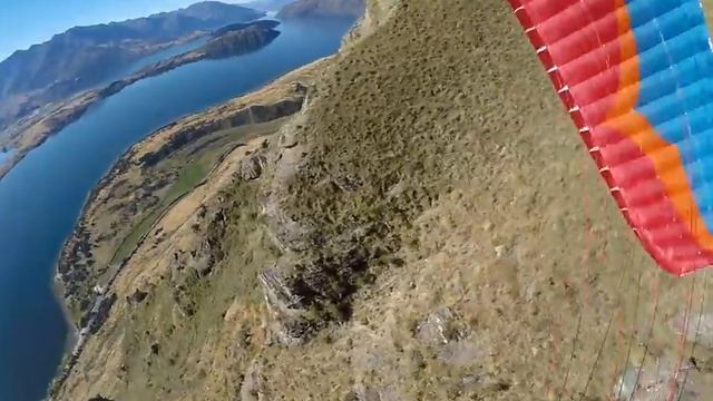 Daring Skydivers Perform Full Rotations Through New Zealand Countryside смотреть онлайн