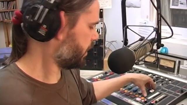 How a Radio Station Works : Radio DJ Responsibilities: Taking Live Phone Calls смотреть онлайн
