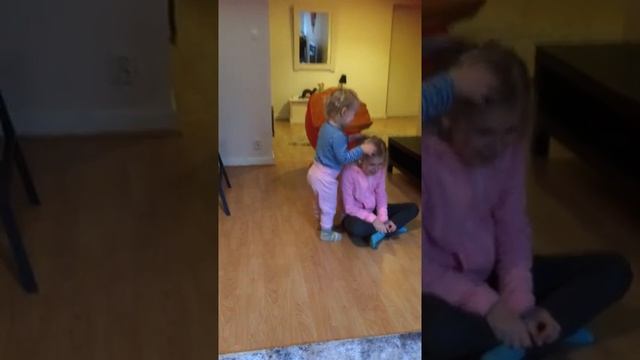 Как нужно мыть голову (очень смешно))))малышка жжёт)))Обязательно посмотрите))) смотреть онлайн