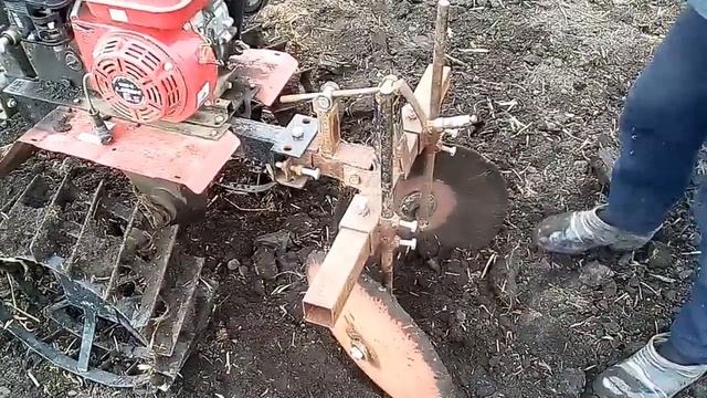 МОтоблок "ОКА".Дисковый окучник на передней навеске.Закапываем картошку. смотреть онлайн