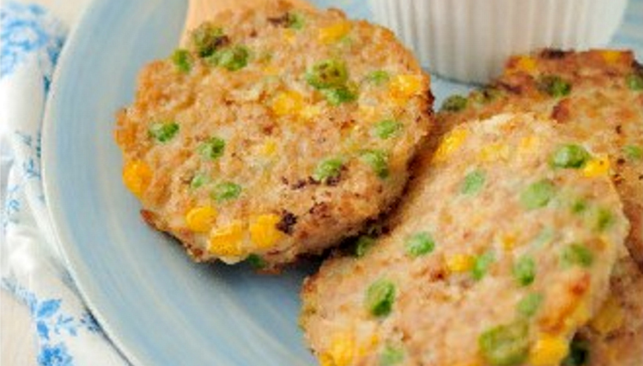 ОЛАДЬЯ ИЗ ФАРША ИНДЕЙКИ СО СМЕТАННЫМ СОУСОМ смотреть онлайн