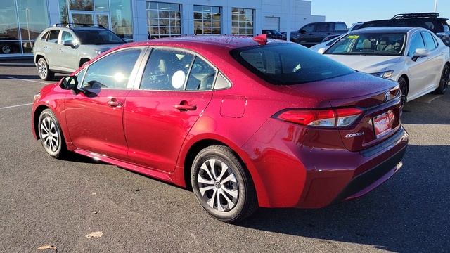 2022 Toyota Corolla Hybrid LE in Ruby Flare Pearl смотреть онлайн