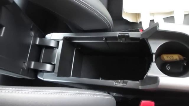 2013 TOYOTA PRIUS PHV - Exterior & Interior смотреть онлайн