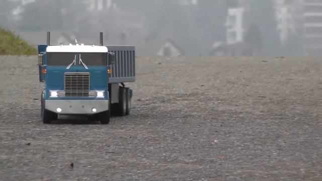 RC TRUCKS AND COMMERCIAL VEHICLES - DRIVE ON A FOGGY DAY смотреть онлайн