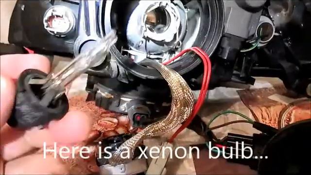 Procédure de changement d'ampoule Xénon (type D2S) à ballaste déporté ... смотреть онлайн