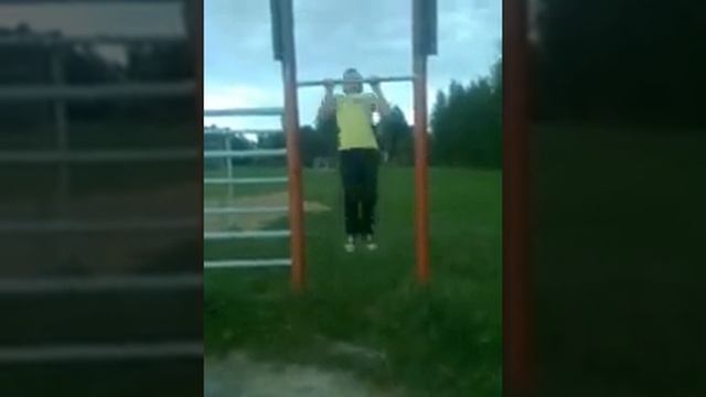 Парень шестнадцати лет подтягивается 50 раз на турнике. смотреть онлайн