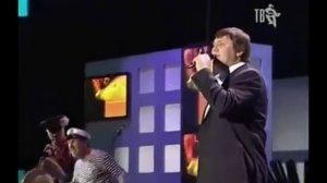 Туда, где все друзья мои ещё смеются, Где живы все и море плещет о причал