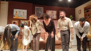 Поклон артистов на сцене театра