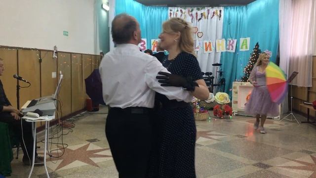 Красивый танец с зонтиками на "Завалинке" в селе Уютное, Крым! смотреть онлайн