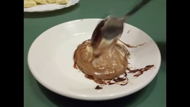 Чебурашка из шоколада! Рисуем шоколадом разных цветов. смотреть онлайн