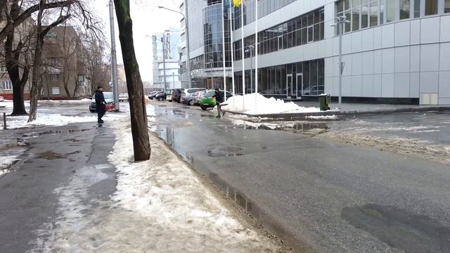 Как Four Points by Sheraton в Запорожье избавляется от снега смотреть онлайн