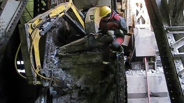 Brokk 180. Демонтаж противовесов