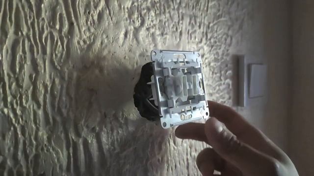 Установка двухклавишного выключателя Schneider Electric, серия Atlas Design смотреть онлайн