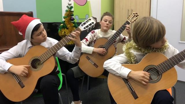 Jingle Bells. Исп. Мария Марусина, Даниил Цикун, Тимофей Артемьев. Руководитель Бигус В.Н. смотреть онлайн