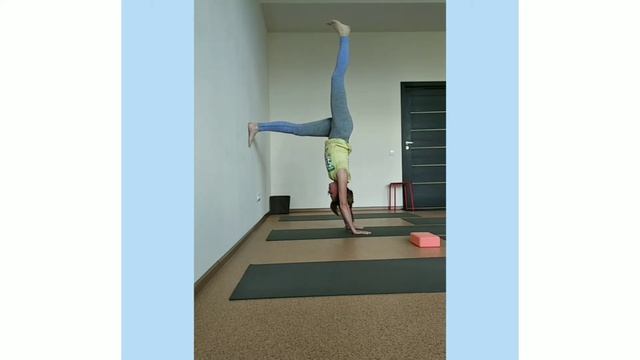 Стойка на руках!? (подводящие асаны). смотреть онлайн