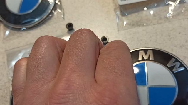 Разница в креплении эмблемы BMW диаметром 82мм. смотреть онлайн